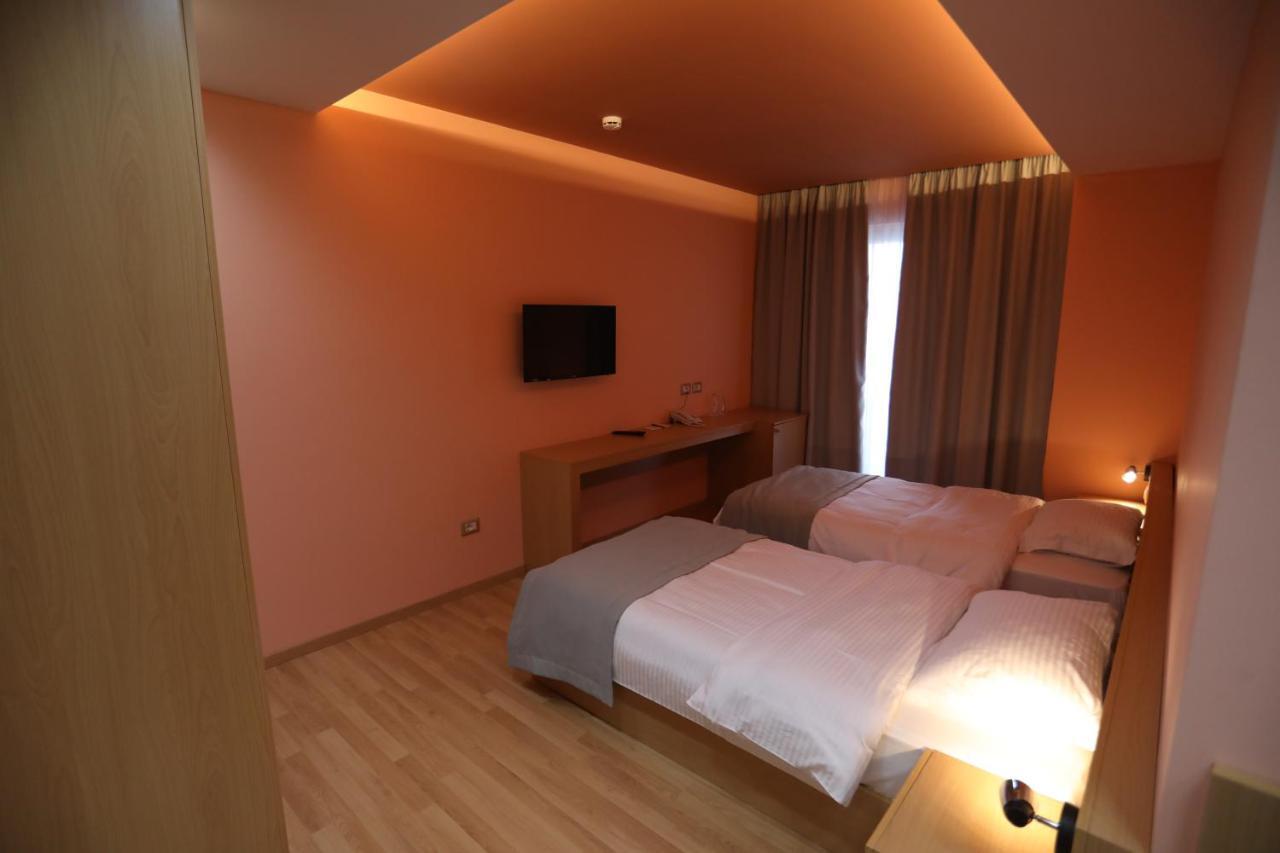 Elite Hotel โปกราเดซ ภายนอก รูปภาพ
